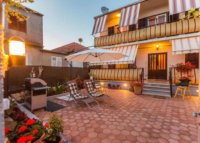 Apartments & Rooms Hosana