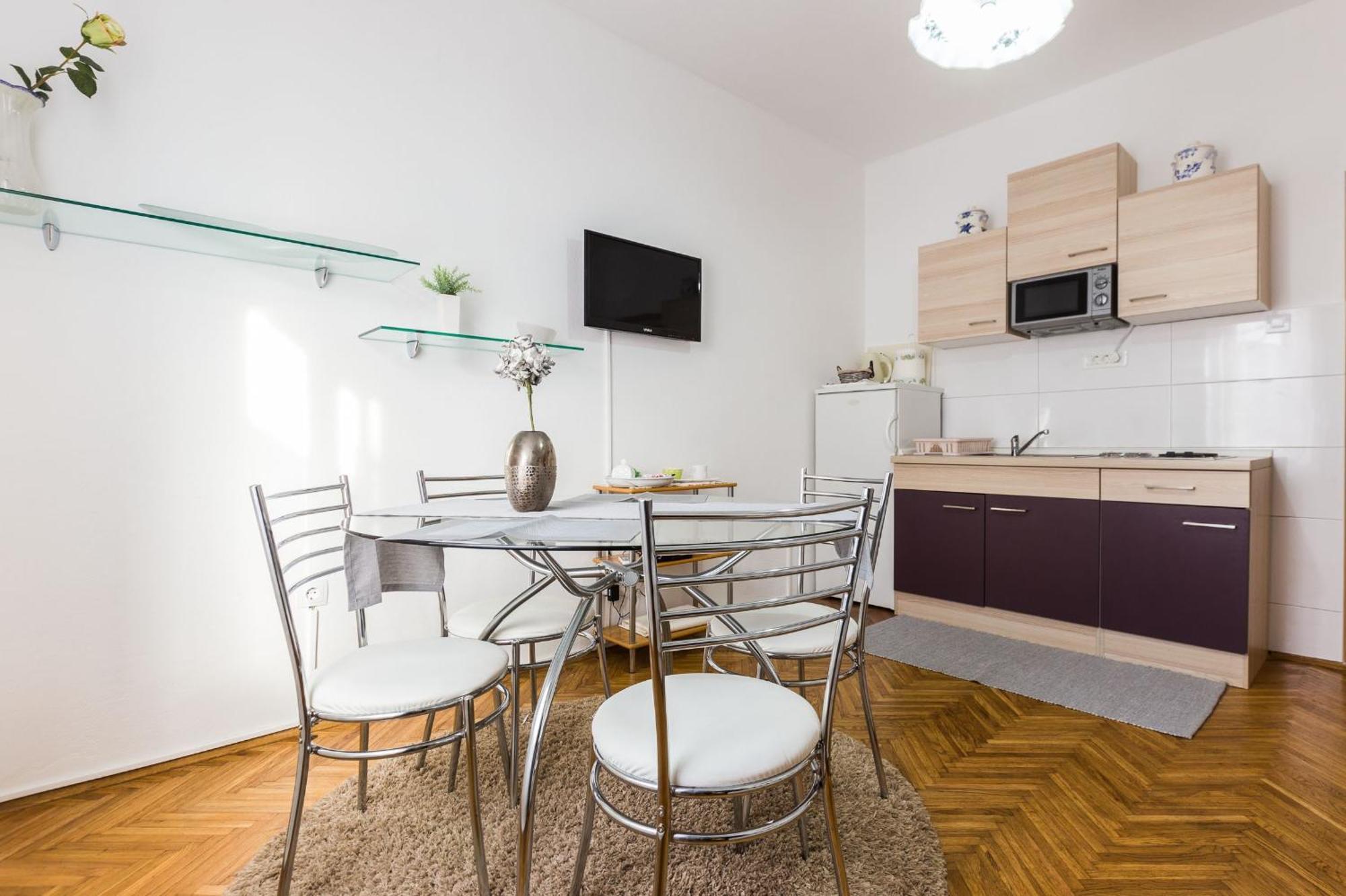 Apartament & Hosana *