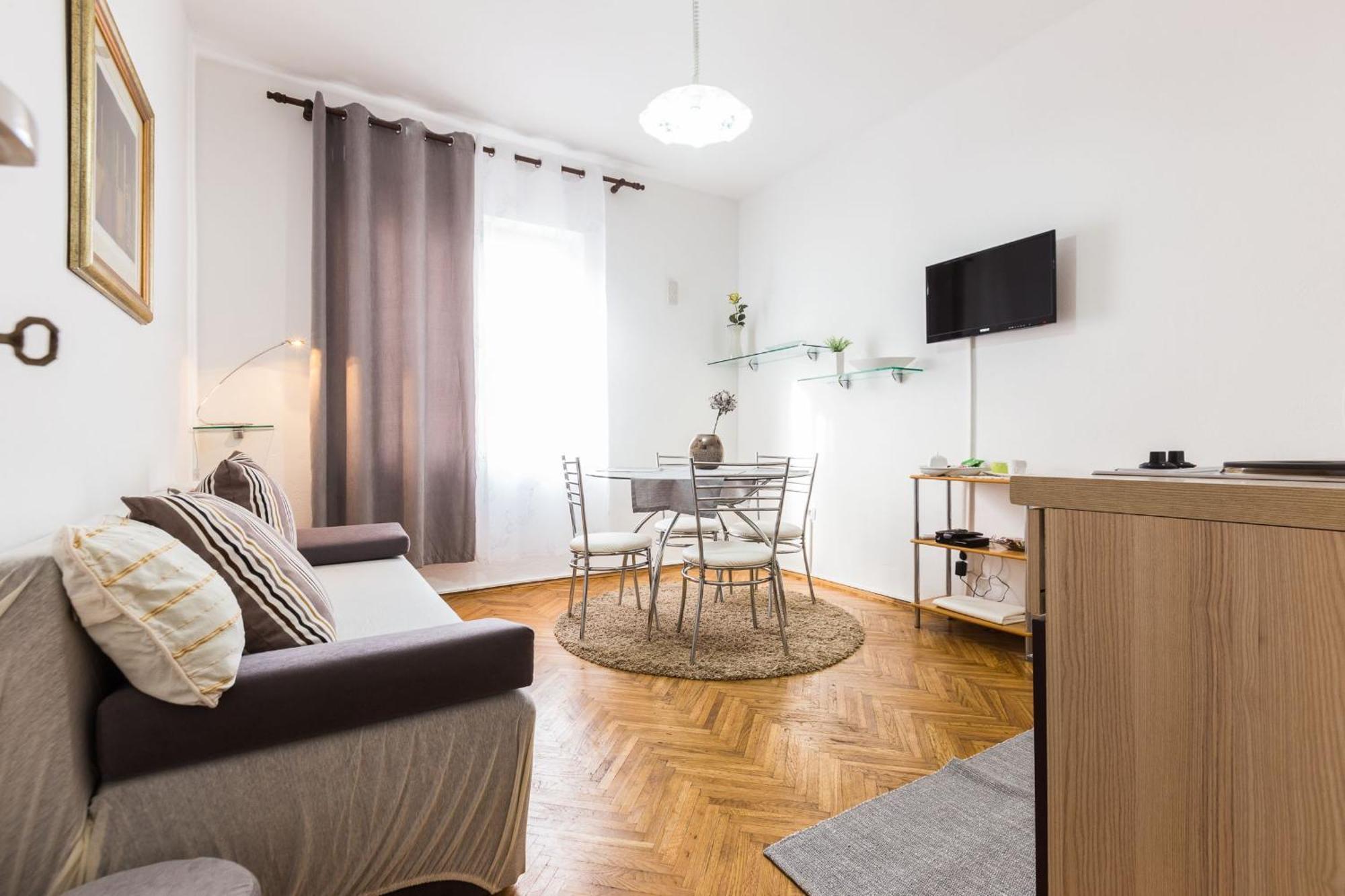 Apartament & Hosana *